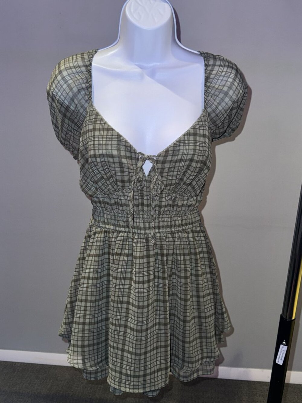 Francesca’s Green Plaid Puff Sleeve Romper Size Large